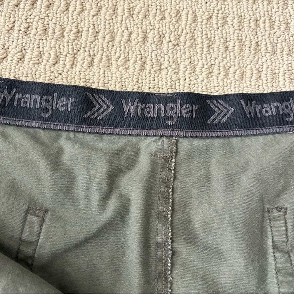 Wrangler Cargo Shorts Men's Size 46 Relaxed Fit Green Camouflage Work Army Camo